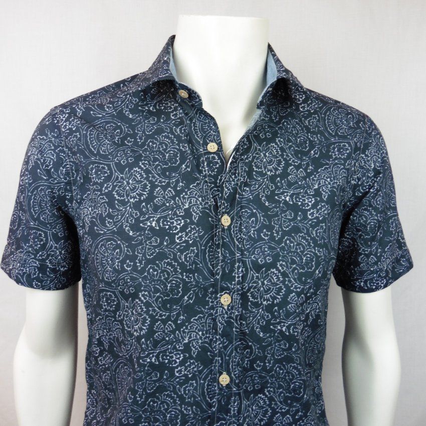 Camisa azul marino flores blancas de Corsare