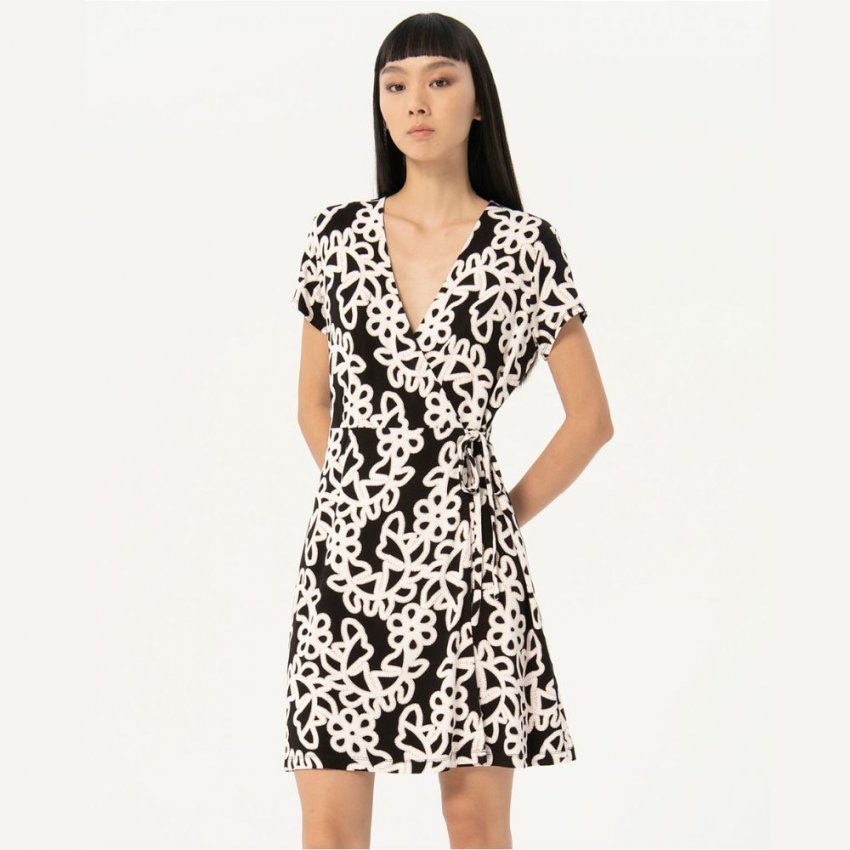 Vestido cruzado blanco y negro de Surkana