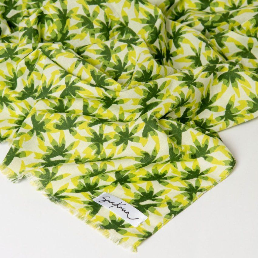 Pañuelo flores lima y verde de Surkana