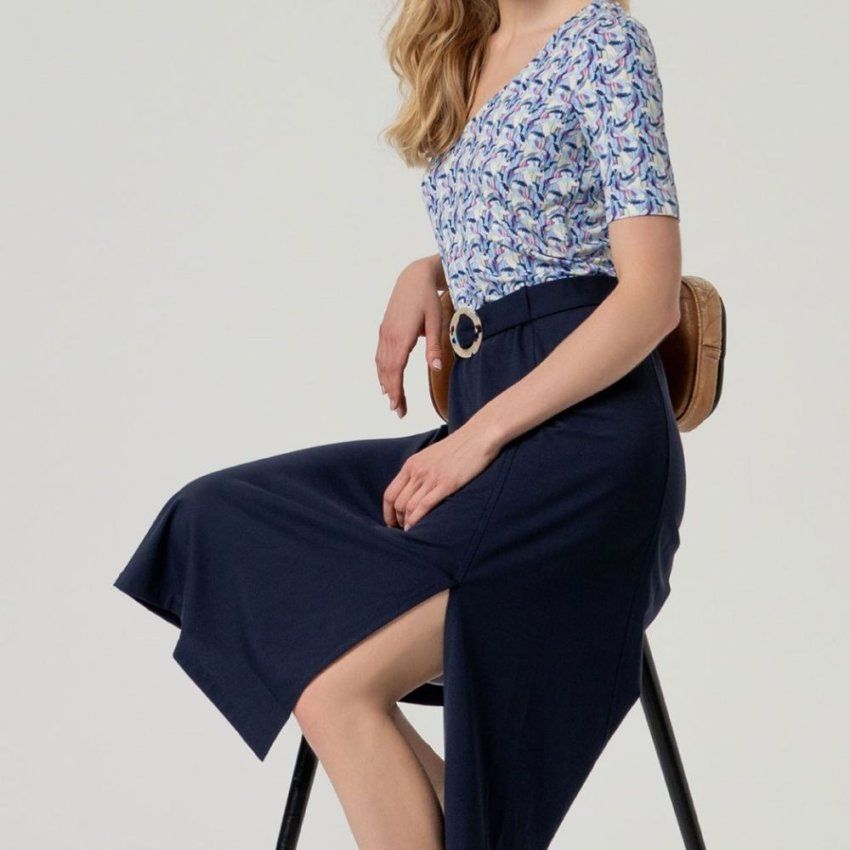 Falda midi evasé azul marino de Surkana