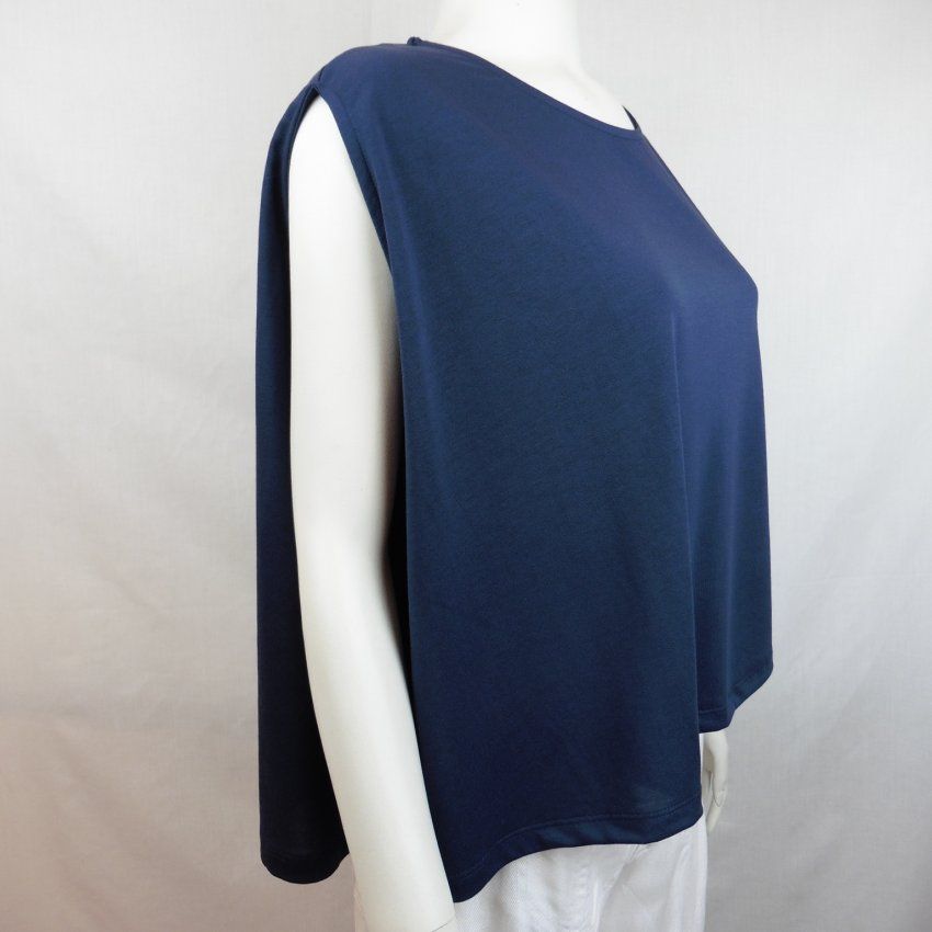 Camiseta asimétrica azul marino de WNT Collection