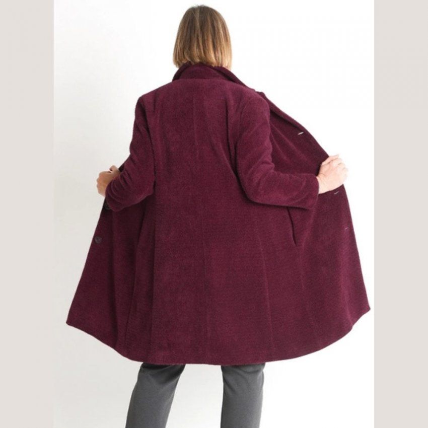 Abrigo burdeos de Lourdes Castillo