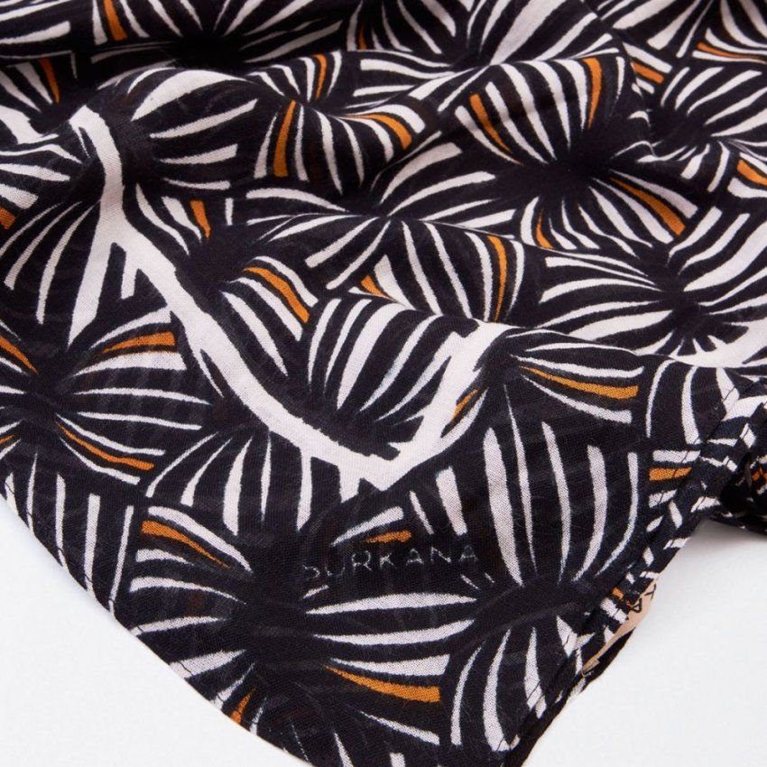 Pañuelo estampado blanco y negro de Surkana