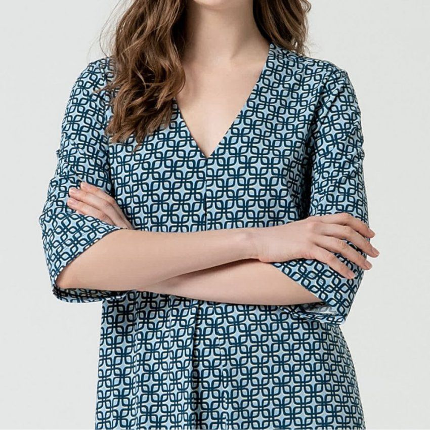 Vestido manga al codo estampado geométrico azul de Surkana