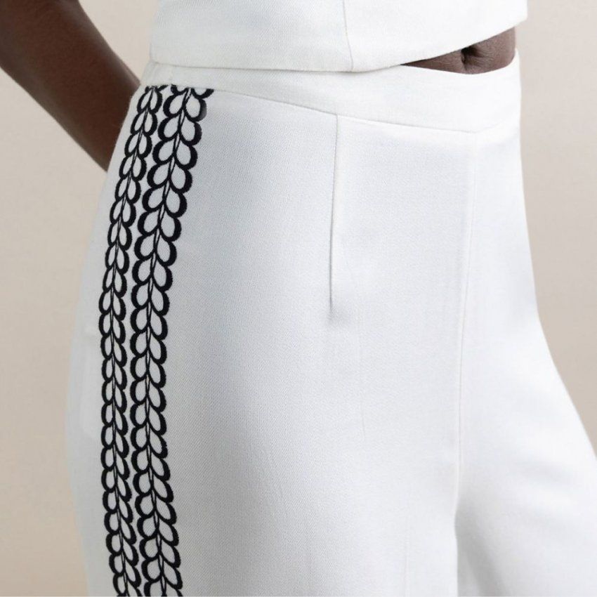 Pantalón blanco adorno negro de Surkana