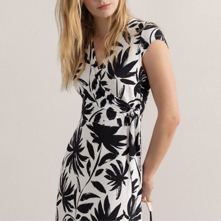 Vestido corto blanco y negro de Surkana