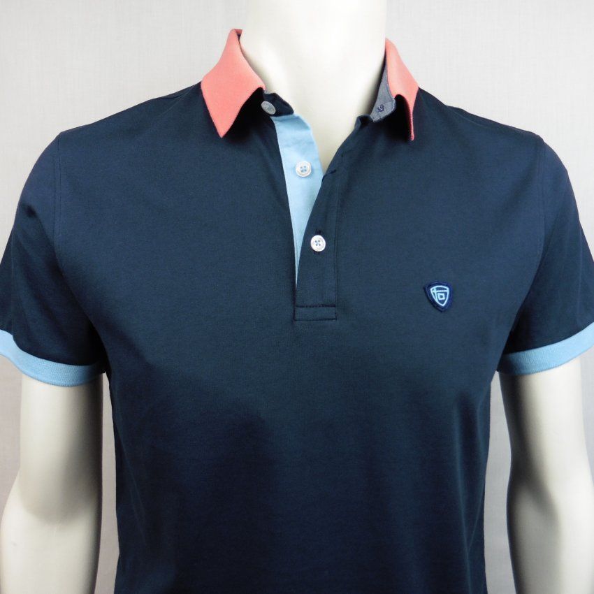 Polo azul marino cuello salmón de Tomé