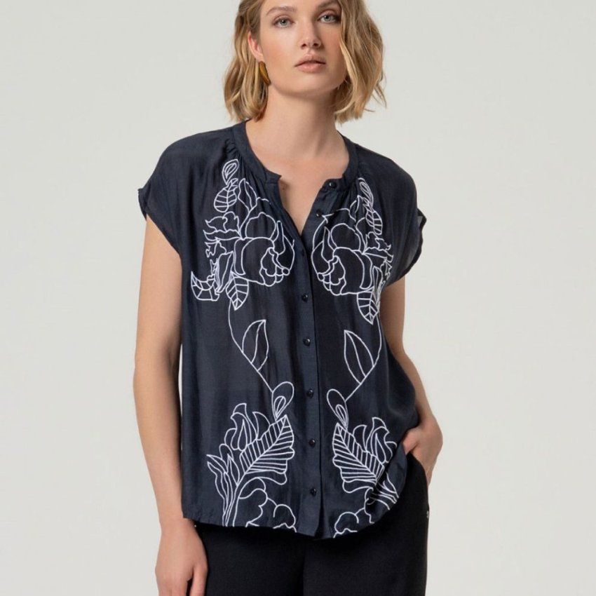 Camisa azul marino bordado blanco de Surkana