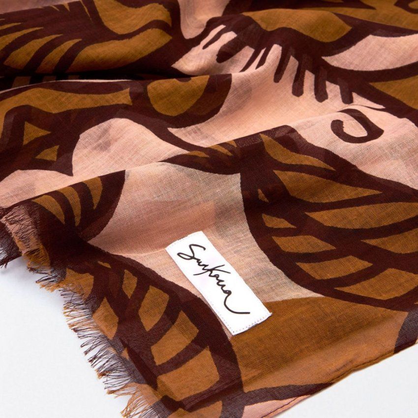 Pañuelo hojas grandes camel, crudo y negro de Surkana