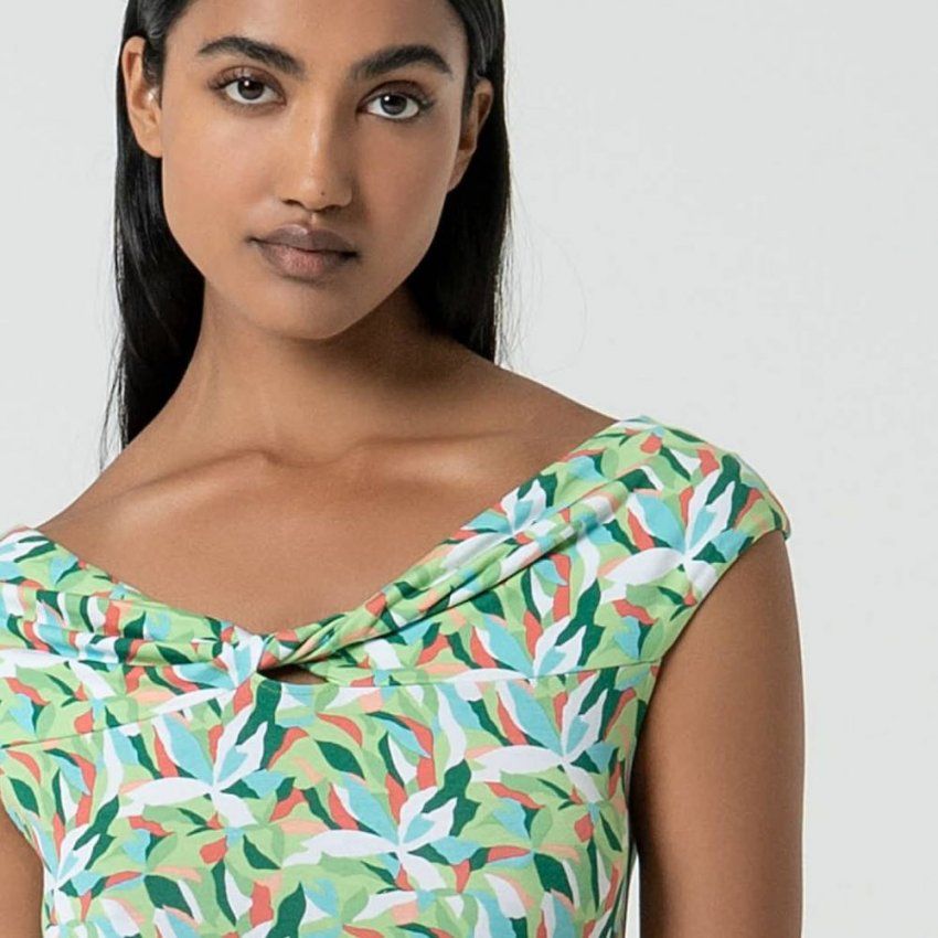 Camiseta escote mexicano estampado hojas verdes de Surkana