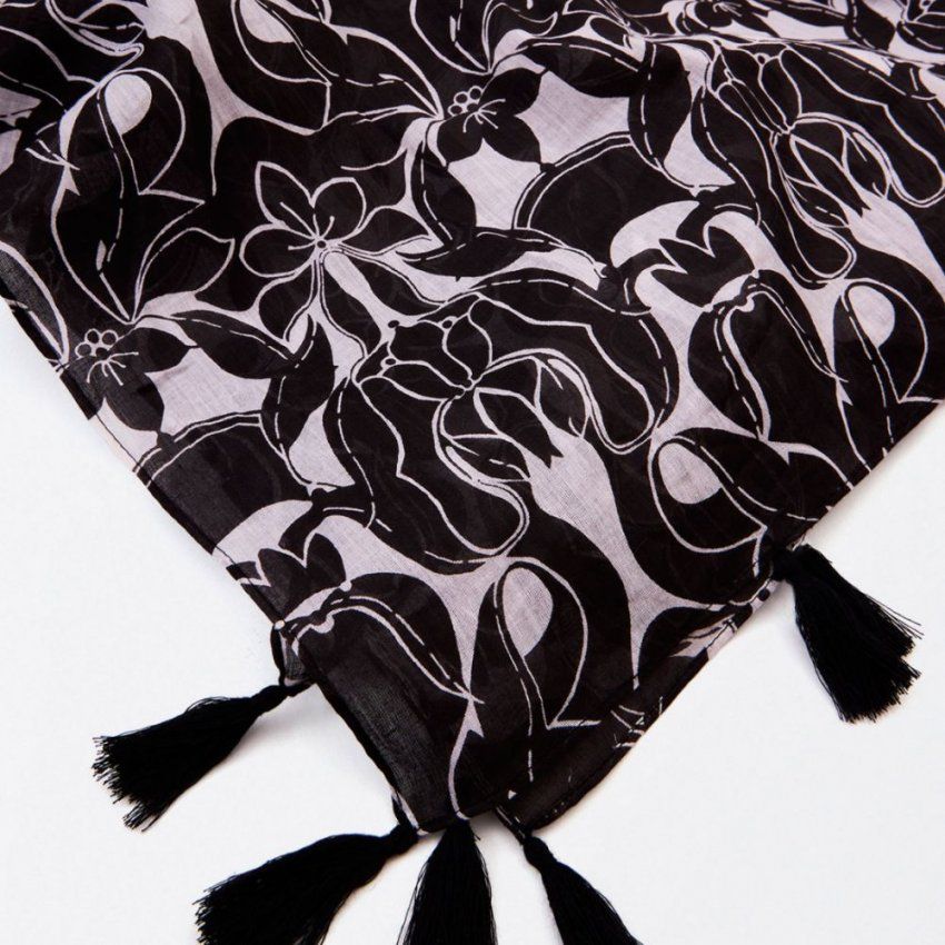 Pañuelo estampado blanco y negro con borlas de Surkana