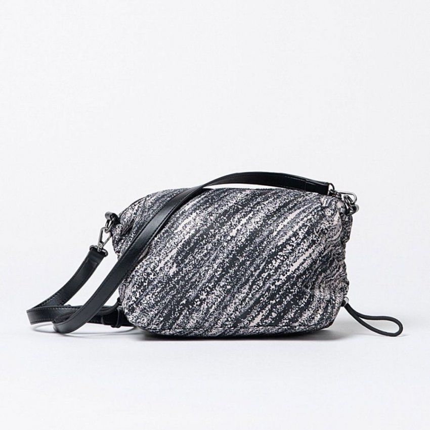 Bolso bandolera estampado beige y negro de Surkana