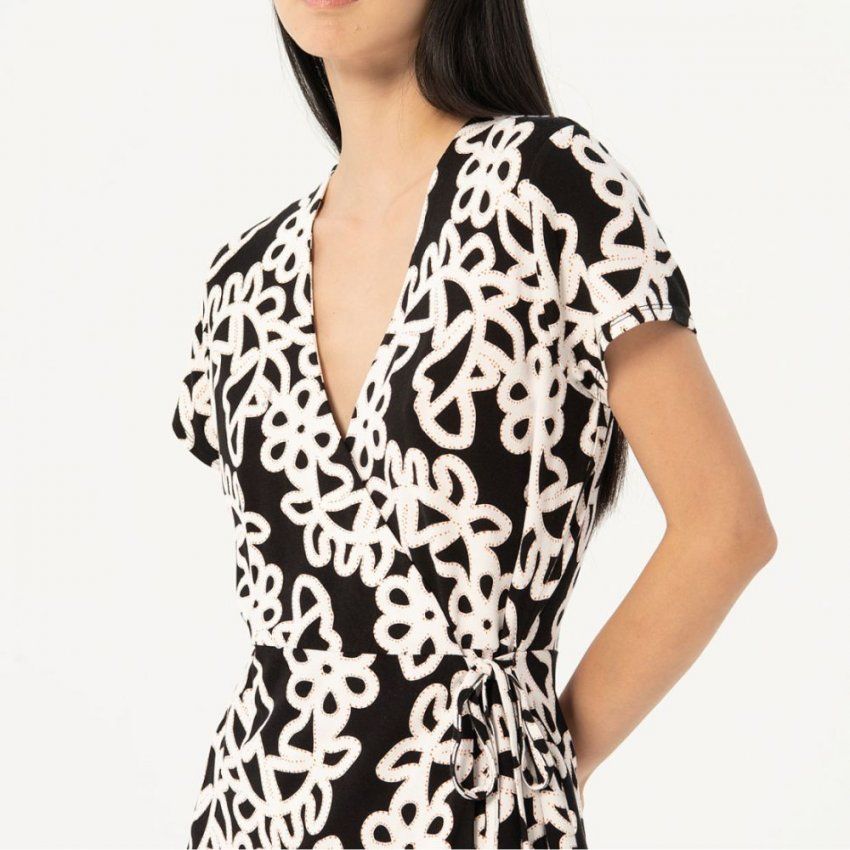 Vestido cruzado blanco y negro de Surkana