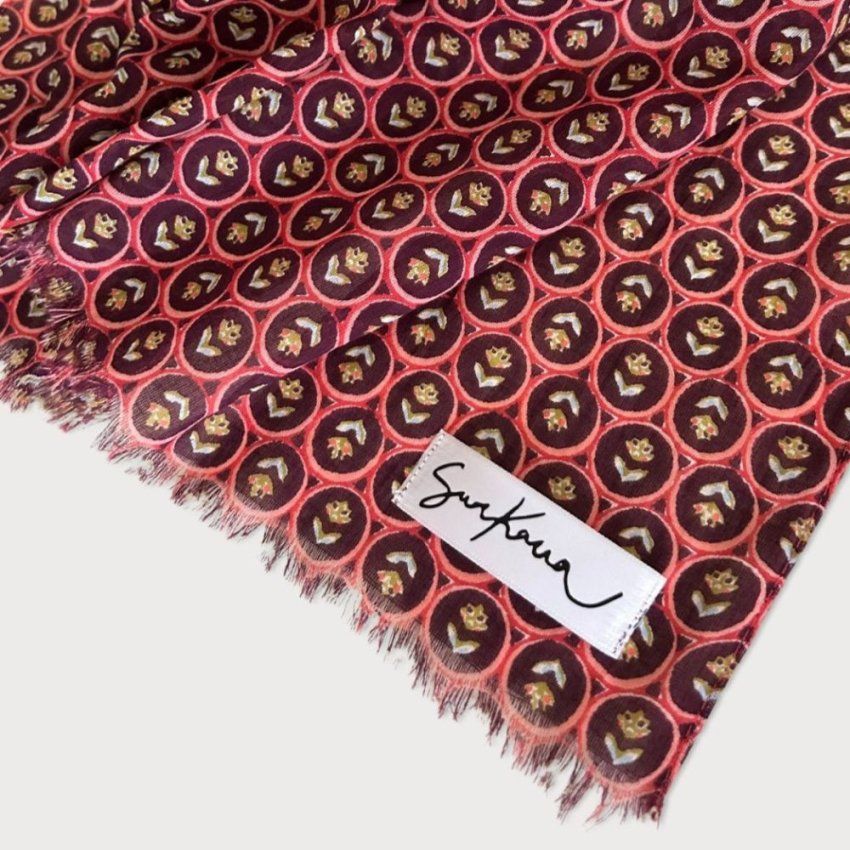 Pañuelo estampado granate de Surkana