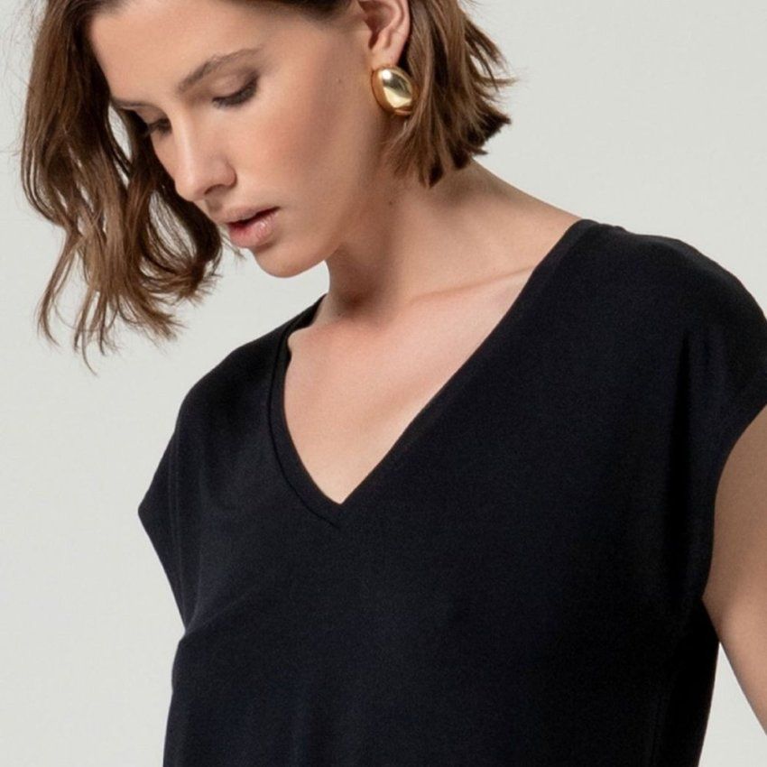 Camiseta negra de Surkana