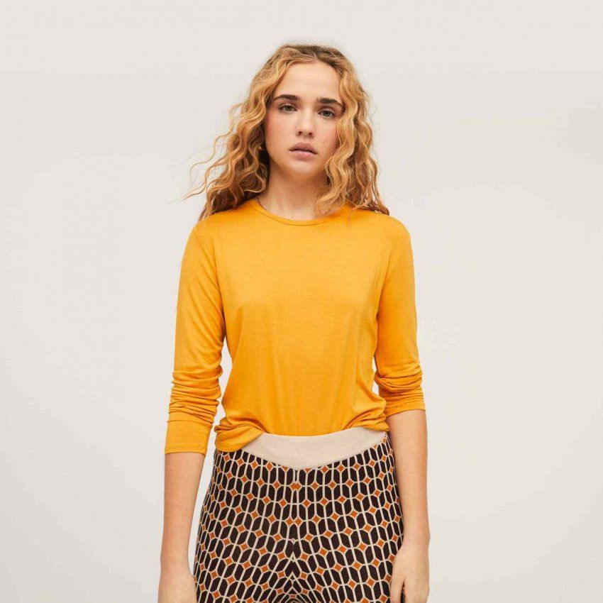 Camiseta escote redondo ocre de Surkana