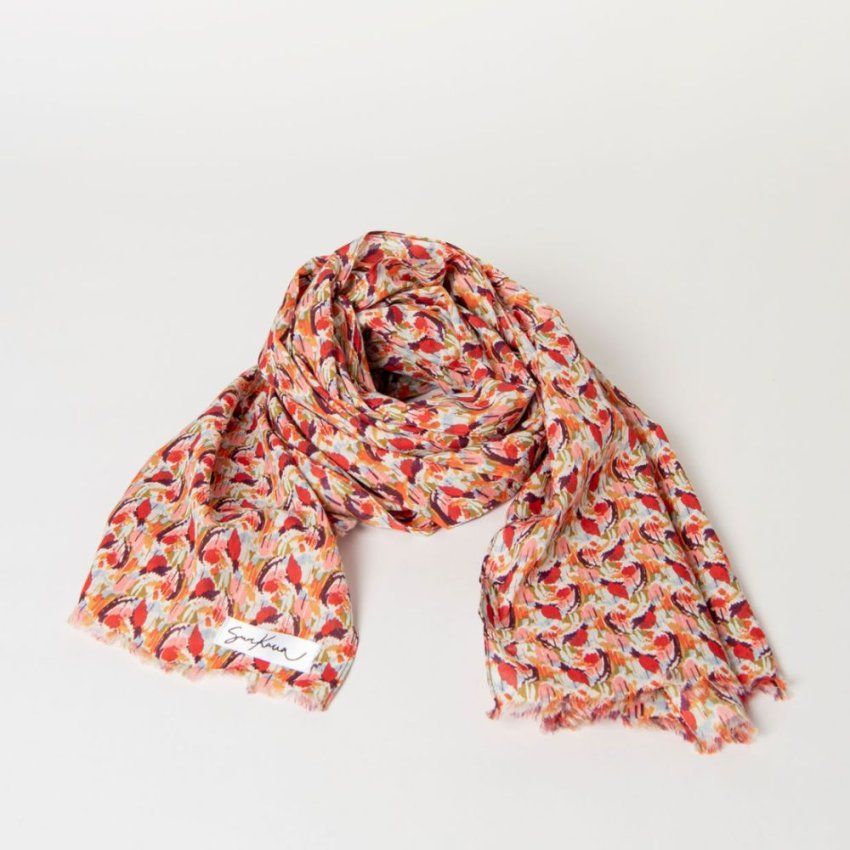 Pañuelo estampado tonos rojos de Surkana