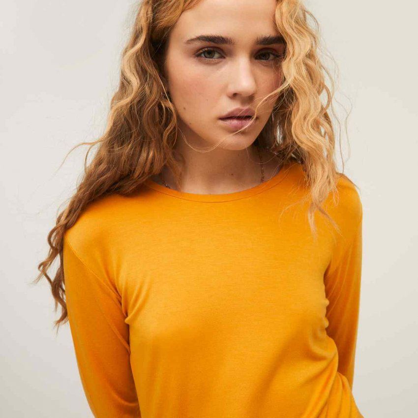 Camiseta escote redondo ocre de Surkana