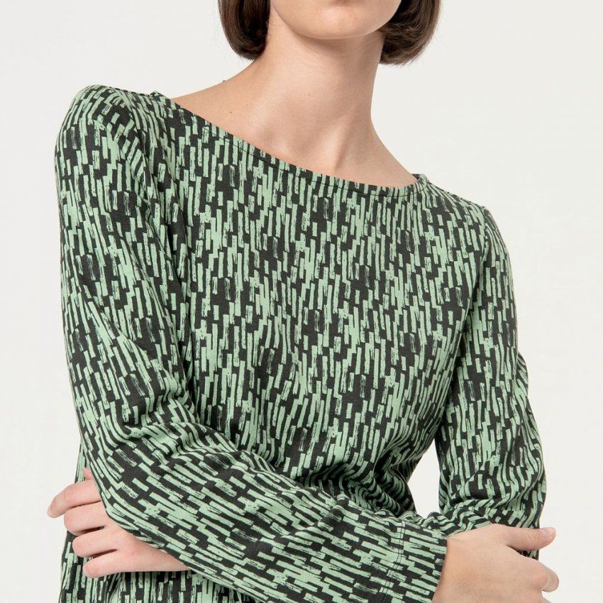 Camiseta multi guiones verdes de Surkana