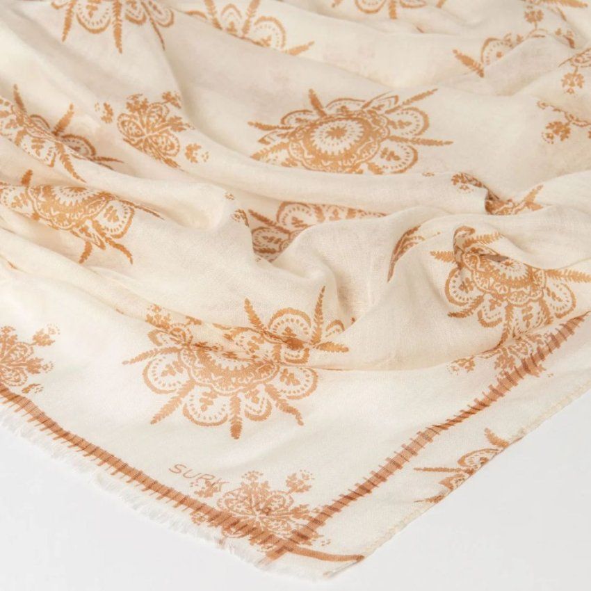 Pañuelo estampado geométrico marrón claro de Surkana