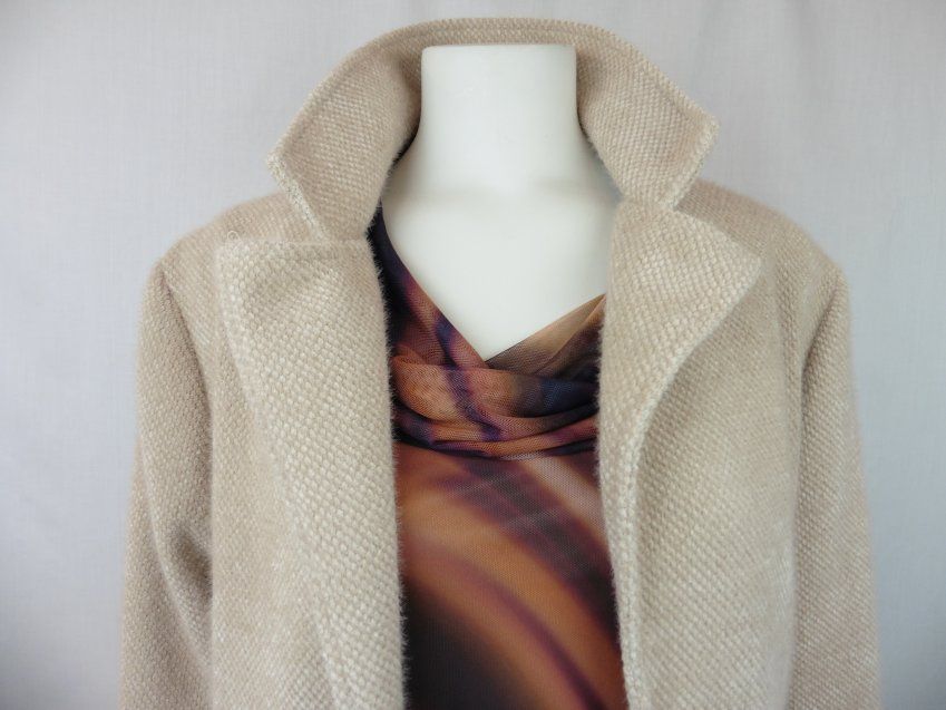 Abrigo beige de Lourdes Castillo