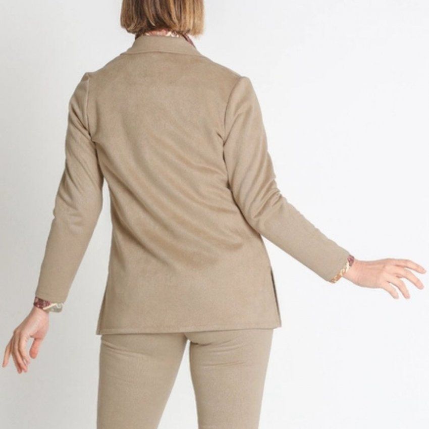 Chaqueta piel de melocotón camel de Lourdes Castillo