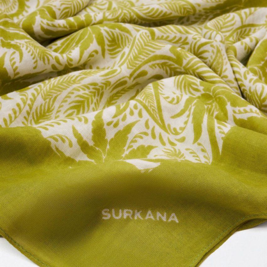Pañuelo estampado verde pistacho y crudo de Surkana