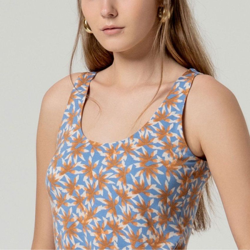 Camiseta tirantes flores naranja y azul de Surkana