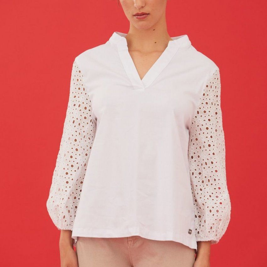 Blusa blanca perforada de WNT Collection