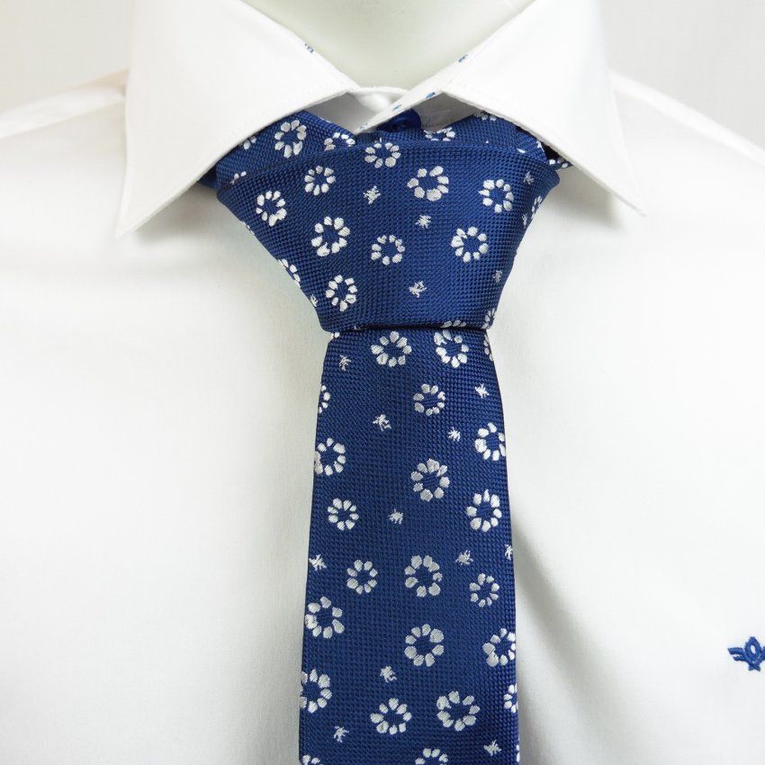 Corbata azul marino con flores blancas de Boccola