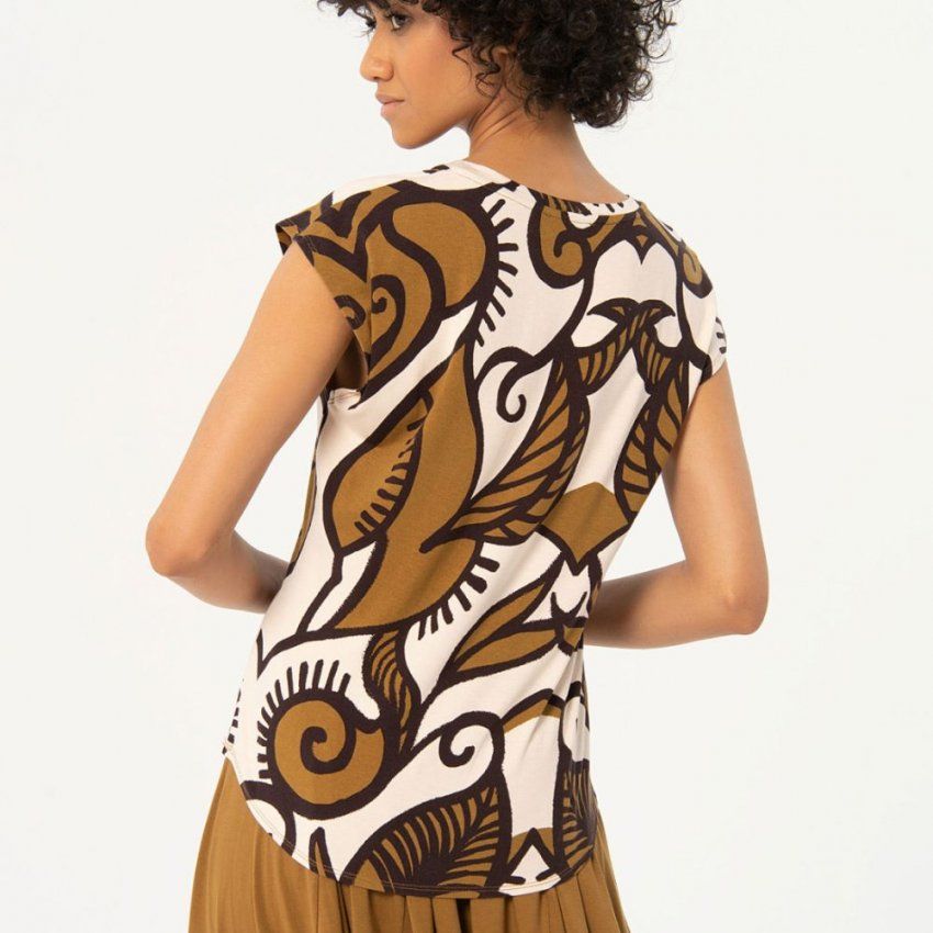 Camiseta hojas grandes camel de Surkana