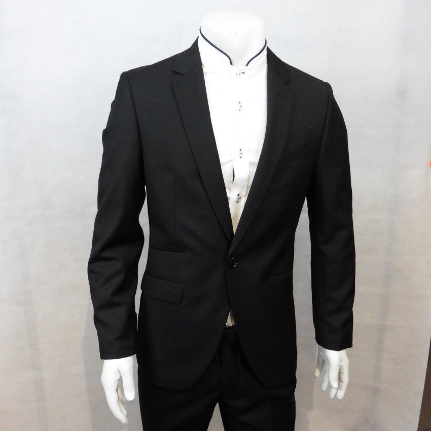 Traje negro de Javier Lobato