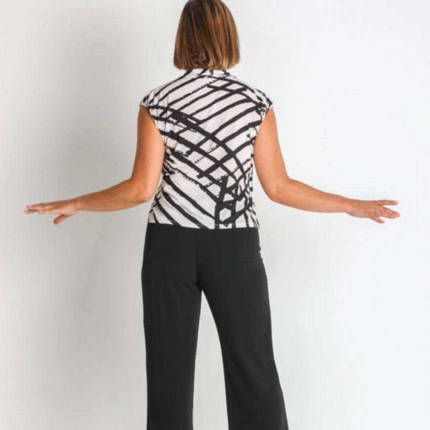 Camiseta cruzada blanco y negro de Lourdes Castillo
