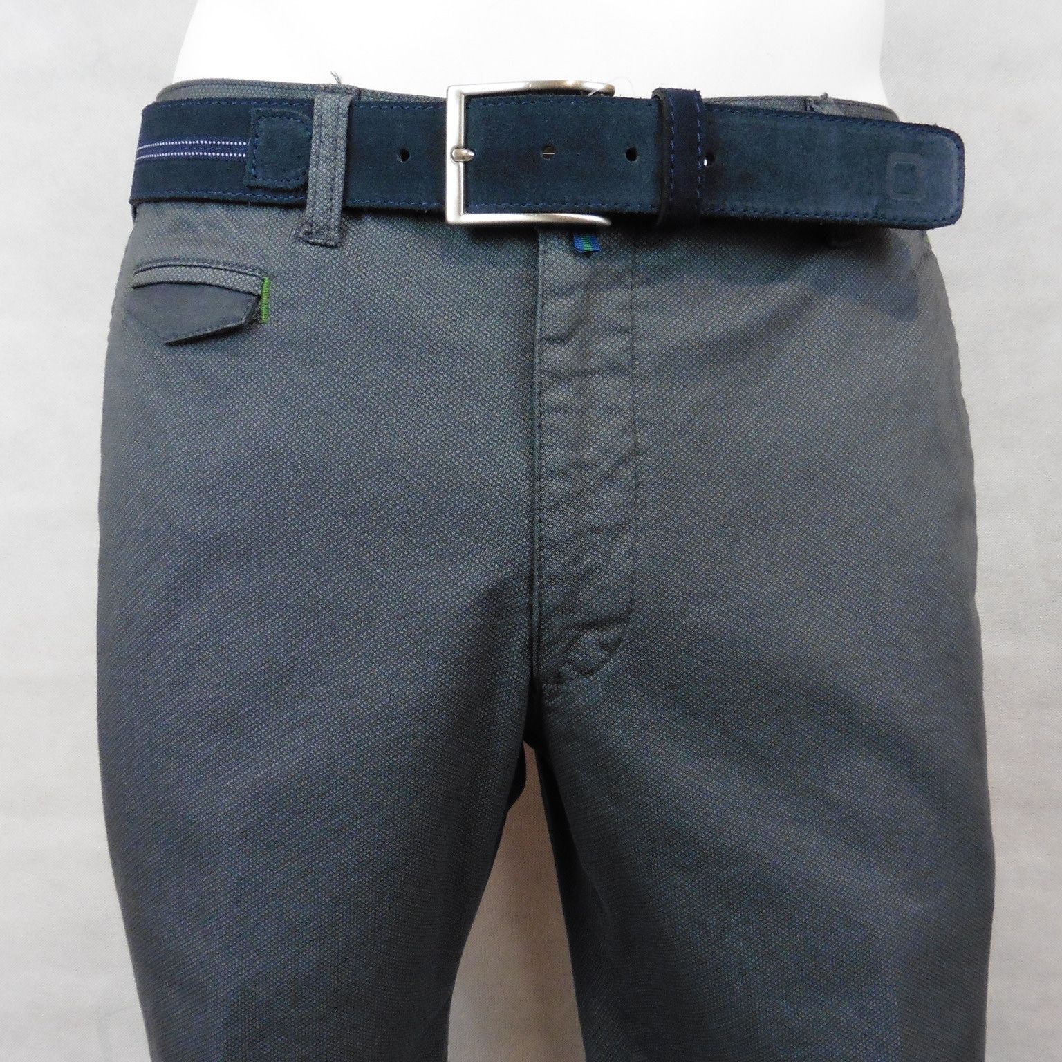 Pantalón chándal con bolsillos cerrados