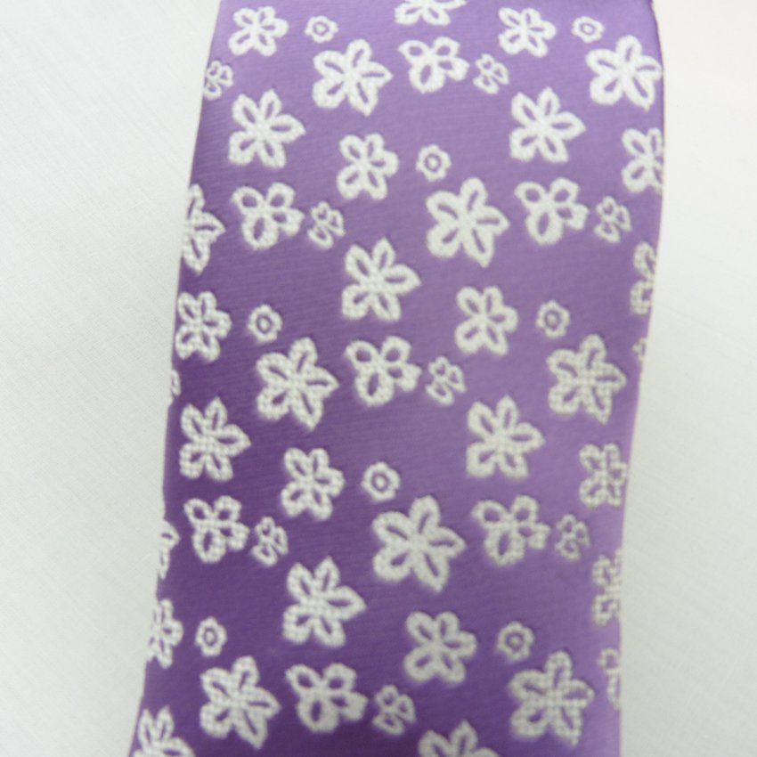 Corbata lila con flores blancas de Boccola