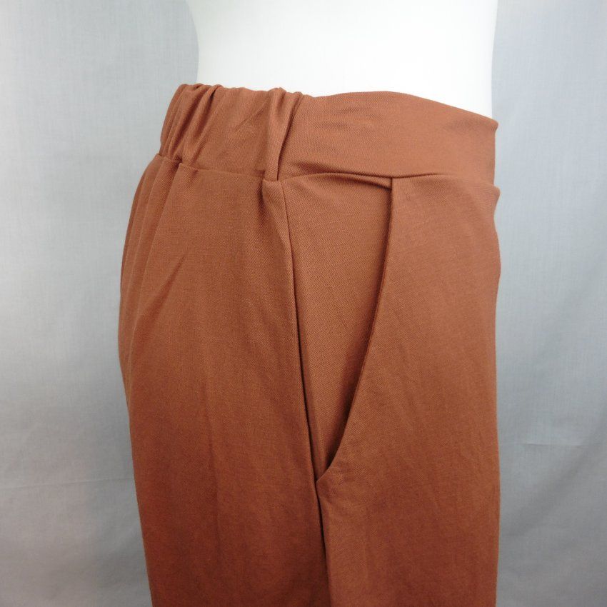 Pantalón ancho marrón de WNT Collection