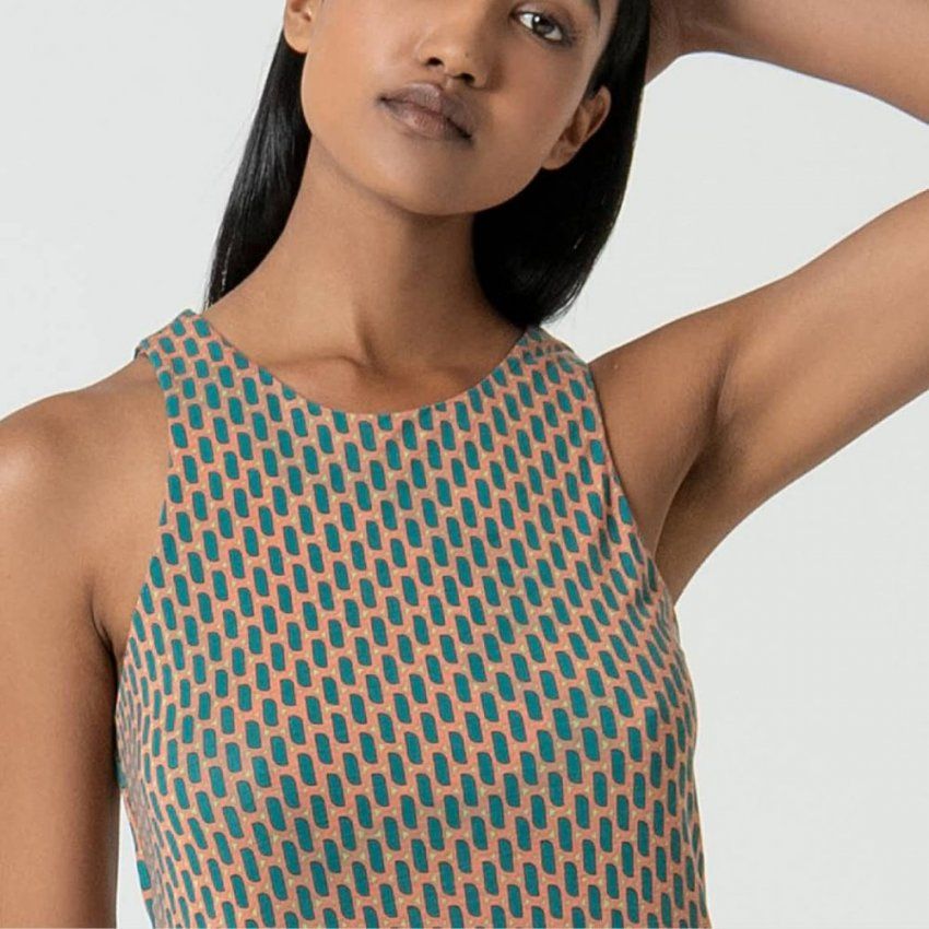 Vestido estampado geométrico verde y naranja de Surkana