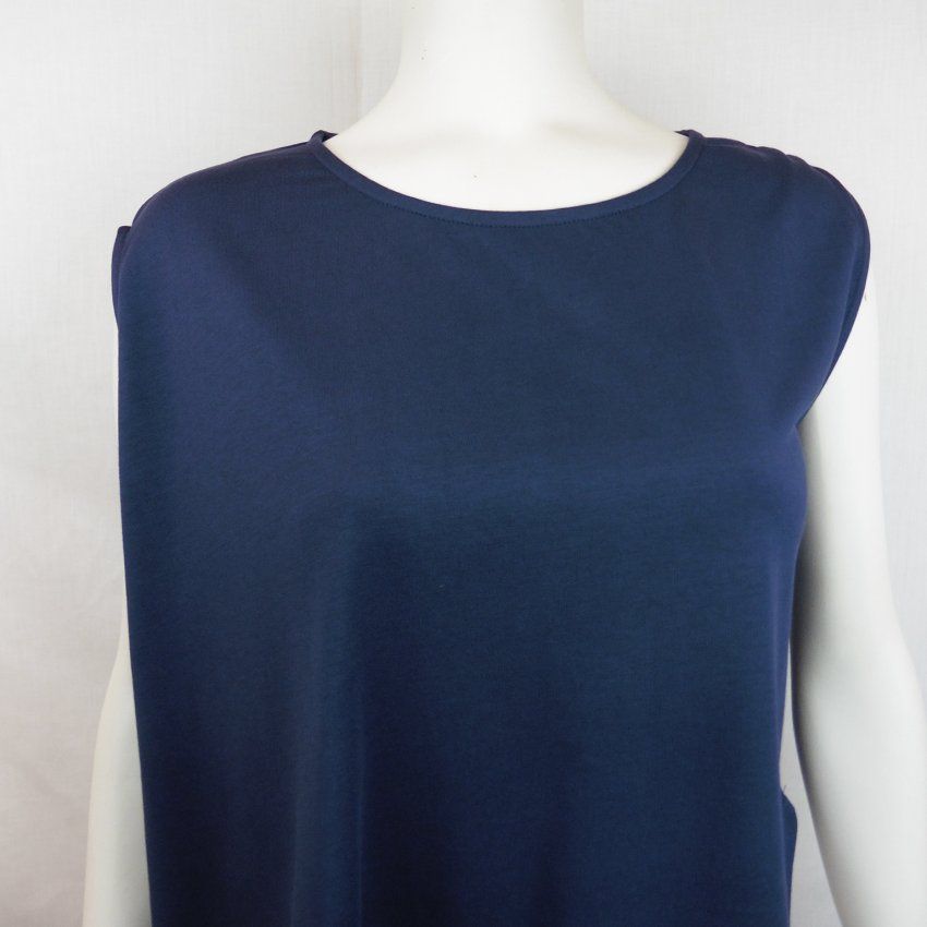 Camiseta asimétrica azul marino de WNT Collection