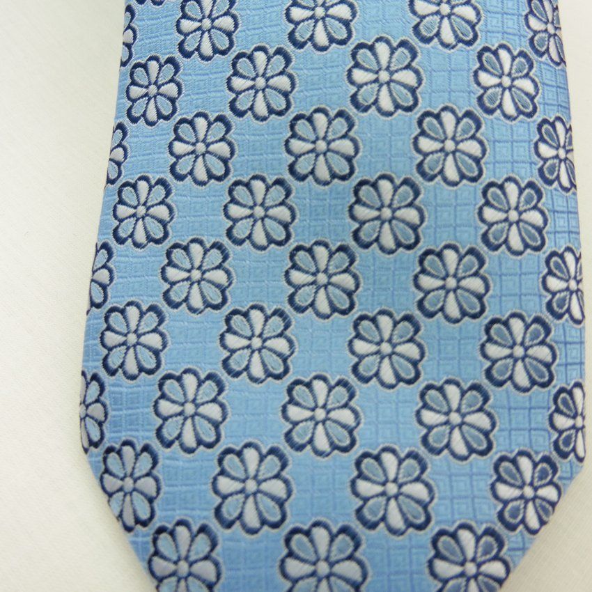 Corbata celeste con flores de Boccola