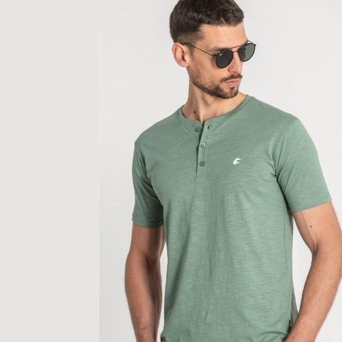 Camiseta con botones verde de Dos Galgos