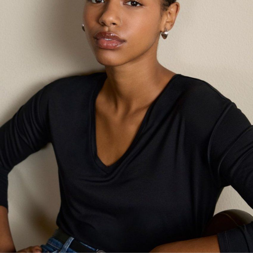 Camiseta negra escote pico de Surkana