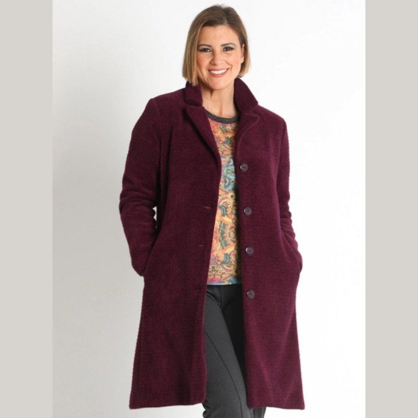 Abrigo burdeos de Lourdes Castillo