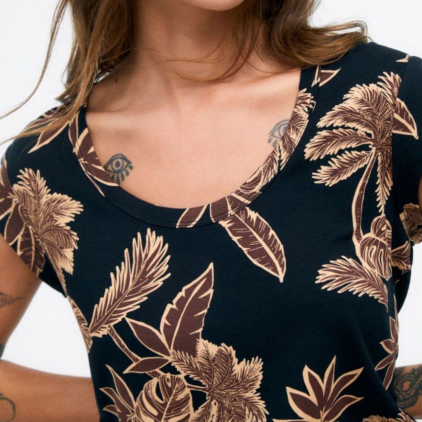 Camiseta negra hojas marrones de Surkana