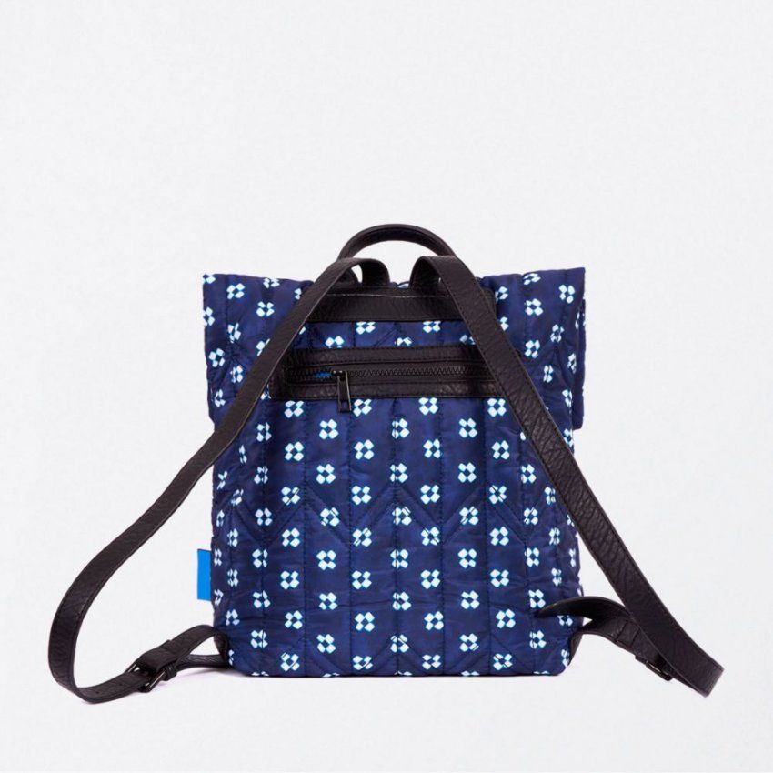 Mochila azul y blanco de Surkana