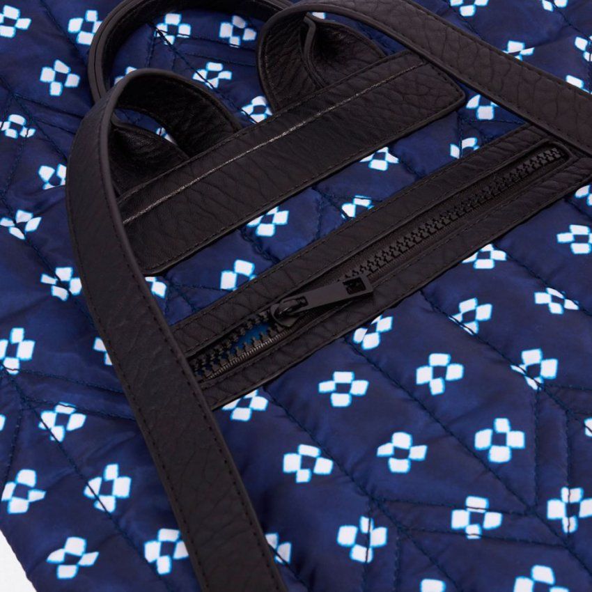 Mochila azul y blanco de Surkana