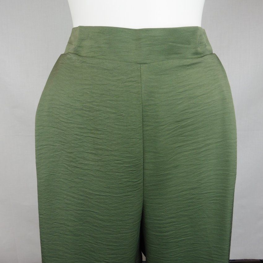 Pantalón tobillero tela verde de SPG Woman