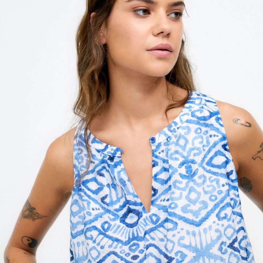 Blusa dibujos étnicos azules de Surkana