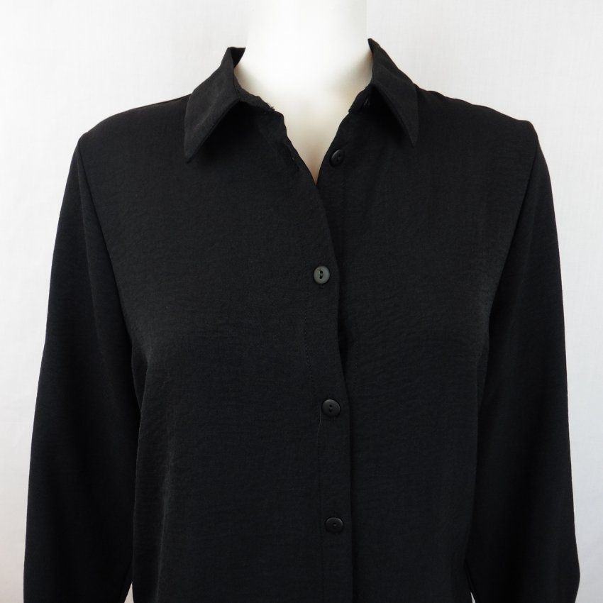 Camisa negra de Lourdes Castillo