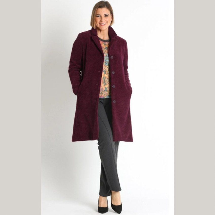Abrigo burdeos de Lourdes Castillo