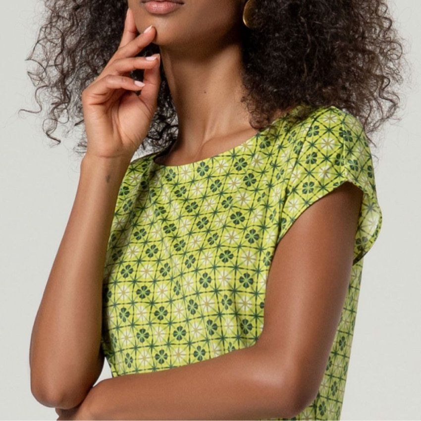 Camiseta flor geométrica tonos verdes de Surkana